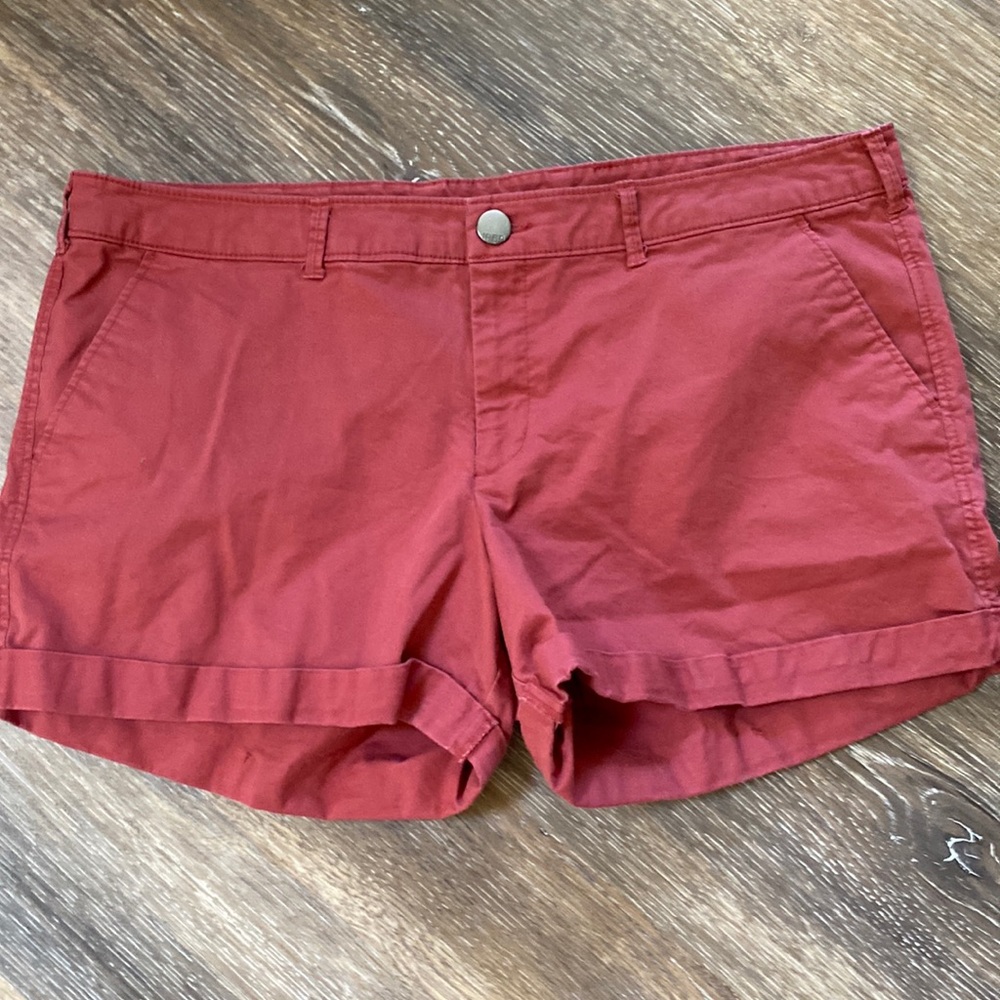 Gap skinny boyfriend, salmon ladies shorts, size 16